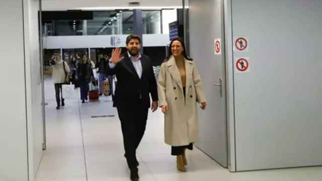 El presidente del Gobierno regional, Fernando López Miras, y la consejera de Turismo, Carmen Conesa, el viernes 1 de diciembre, a su llegada al Aeropuerto Internacional de la Región de Murcia tras el estreno de la ruta aérea con Madrid.