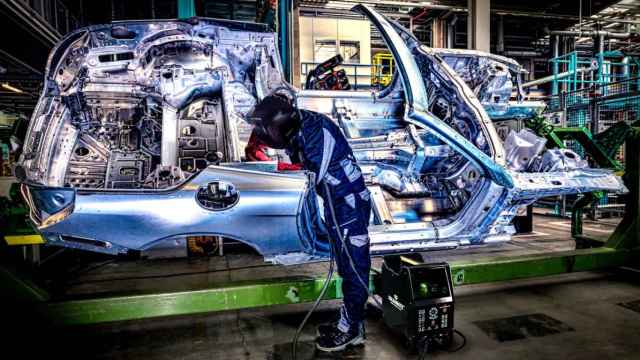 Empresas como Mercedes Benz utiliza la solución Soldamatic de Seabery para que sus trabajadores puedan formarse en la soldadura especial de determinadas piezas, lo que ahorra costes y agiliza la cadena de producción.