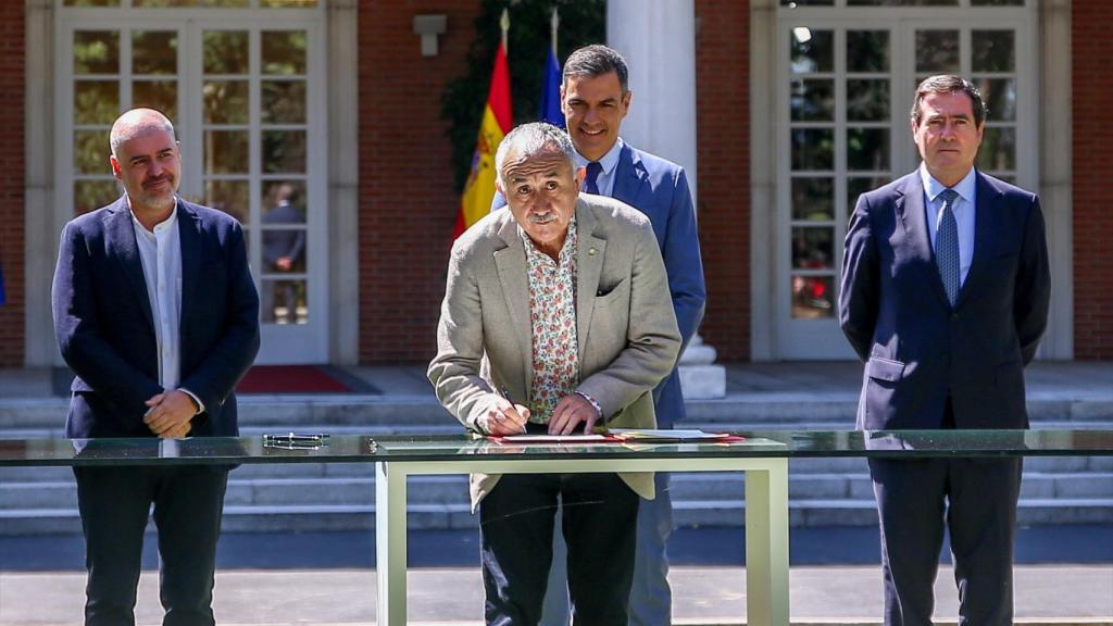 El presidente del Gobierno, Pedro Sánchez, con los agentes sociales, en una imagen de archivo.