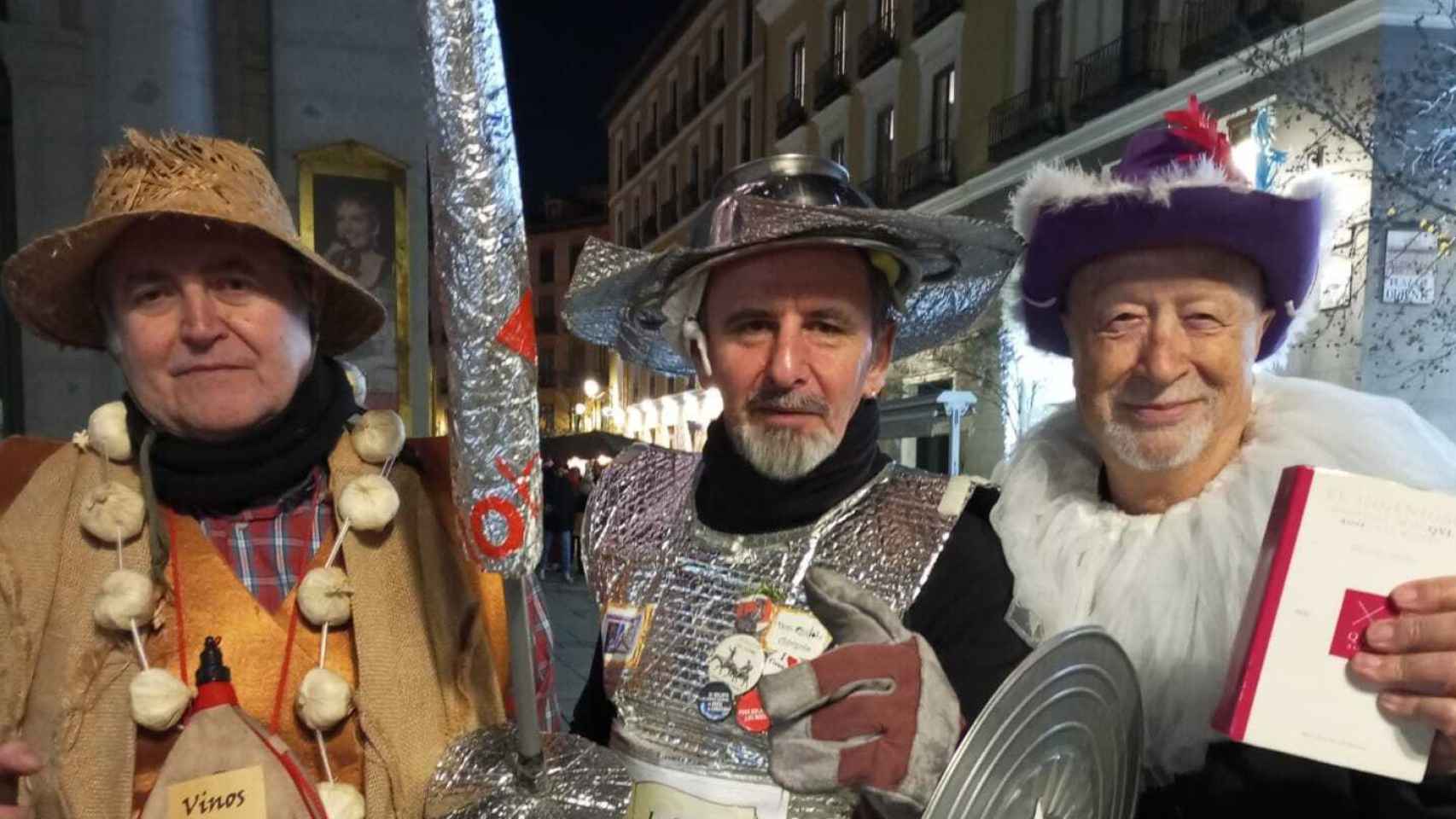 En medio, José Antonio Toro, gaditano de 59 años disfrazado de Don Quijote y protagonista del rap de la Lotería.