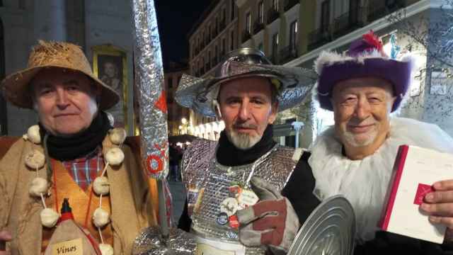En medio, José Antonio Toro, gaditano de 59 años disfrazado de Don Quijote y protagonista del rap de la Lotería.