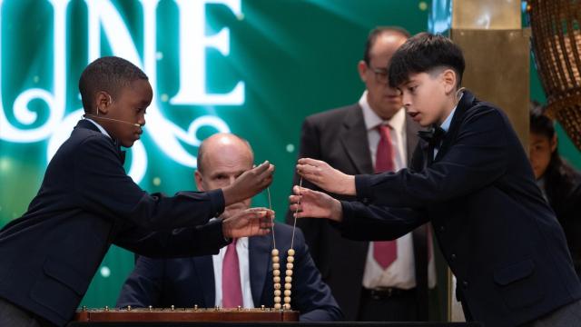 Los niños de la Residencia de San Ildefonso, Ángel Abaga Elebiyo (i) canta premios y Luis Alcides Paniagua (d)