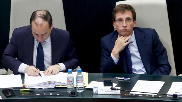 Almeida y Carabante, en el Pleno del Ayuntamiento de Madrid.