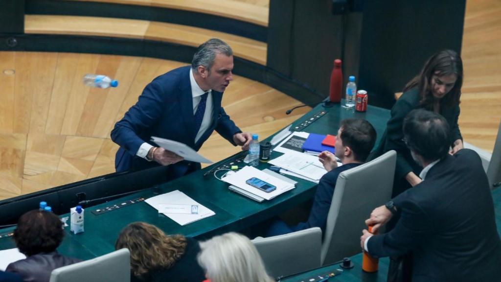 El portavoz de Vox, Javier Ortega Smith, intimida al concejal Eduardo Rubiño (Más Madrid) durante el pleno de Cibeles del viernes.