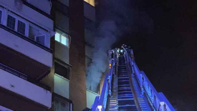 Los bomberos durante las labores de rescate en el edificio incendiado.