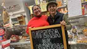 Mai, el tendero afortunado del barrio de Peñagrande, junto a su empleada Cati en la tienda de alimentación Risueño.