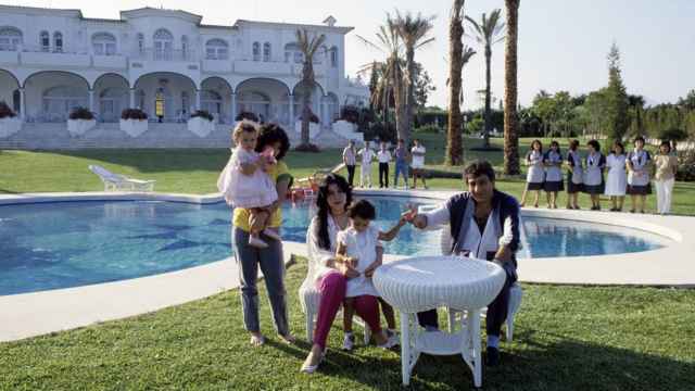 Una fotografía de Monzer Al Kassar en su mansión en Marbella.