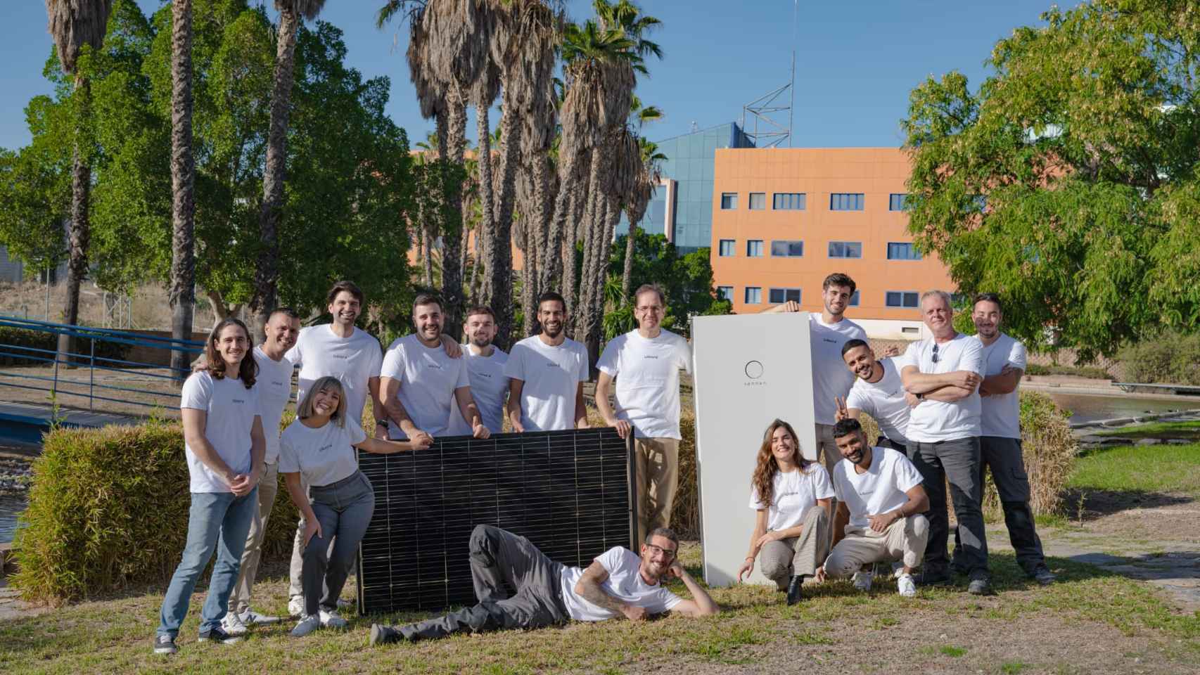 Una foto de equipo de Ubora Solar.