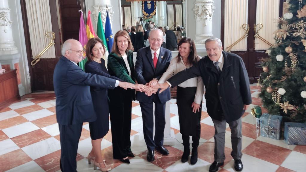 El alcalde de Málaga, Francisco de la Torre, y la concejala de Ordenación del Territorio, Carmen Casero, junto a los responsables de los colegios profesionales.
