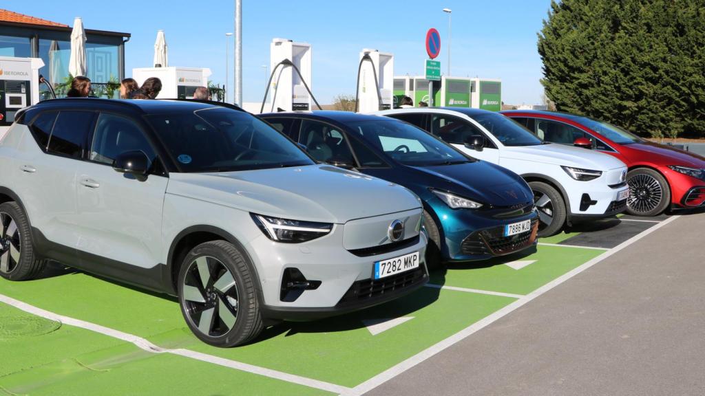 Punto de recarga de Iberdrola con varios coches cargando al mismo tiempo.