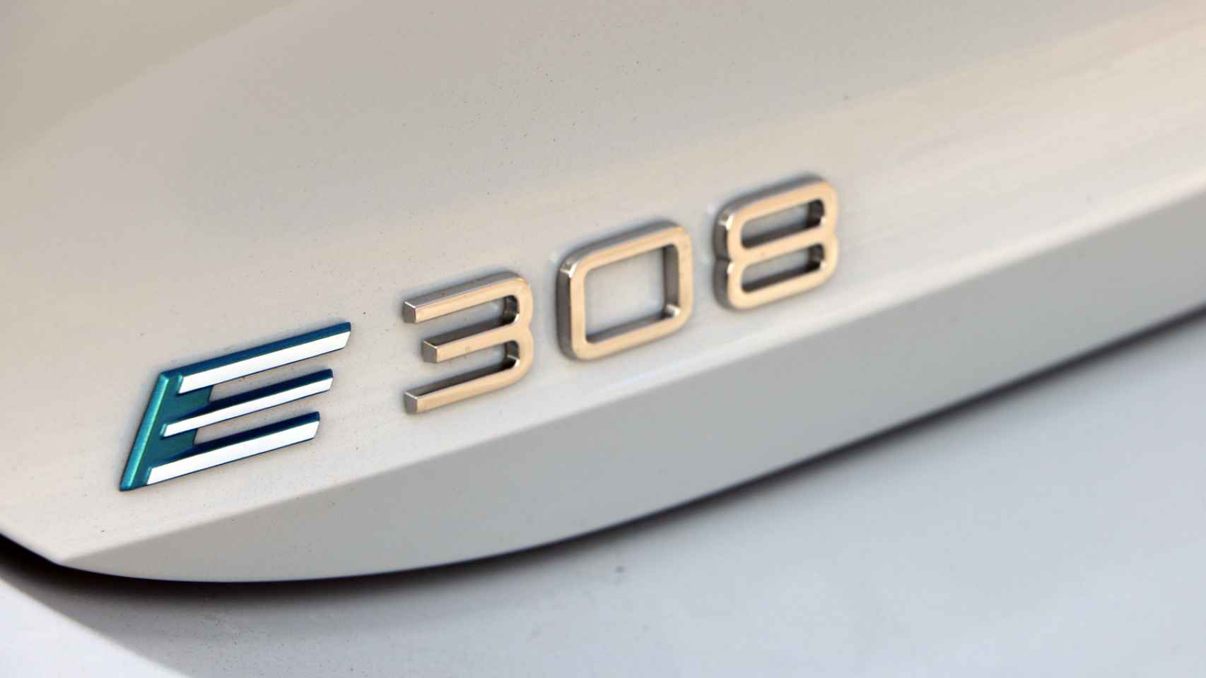 Peugeot E-308.