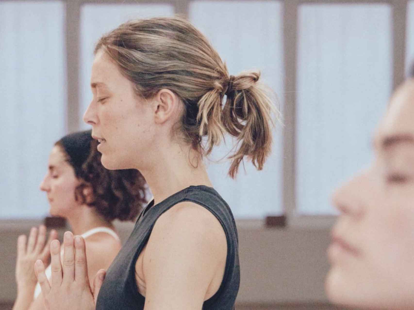 Candela Vega-Penichet dando una clase de yoga.