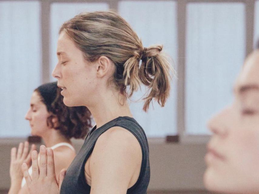 Candela Vega-Penichet dando una clase de yoga.