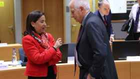 La ministra de Defensa, Margarita Robles, conversa con el jefe de la diplomacia de la UE, Josep Borrell, durante una reunión en Bruselas