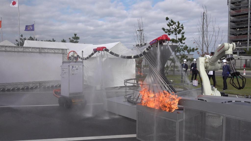 Dragon Firefighter participando en una prueba de extinción de incendios