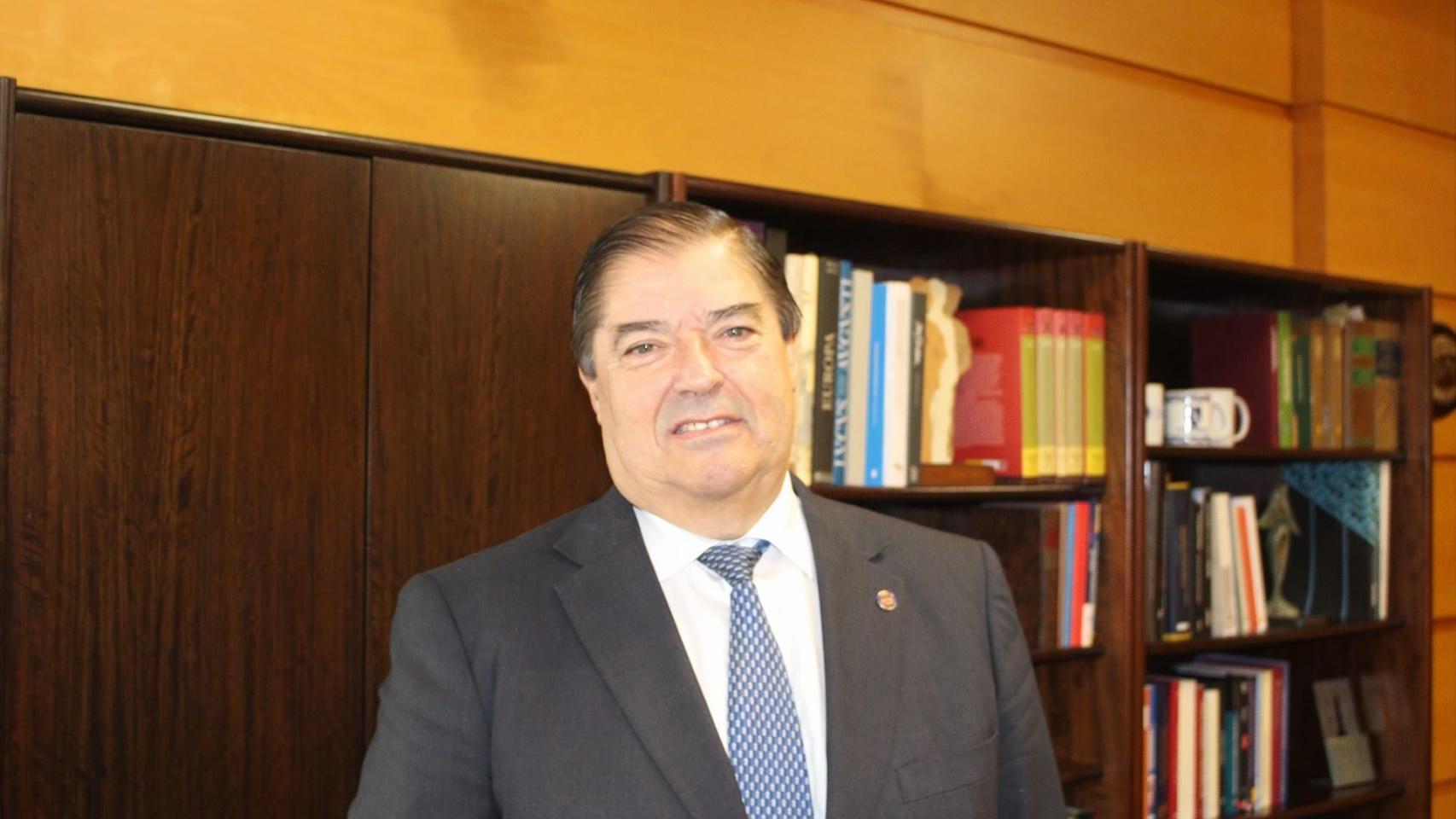 El rector de la UDC, Julio Abalde