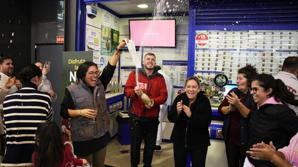 Agraciados con el Gordo de Navidad celebran el premio