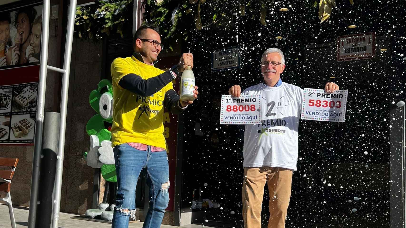 Benjamín Martínez y su padre, Andrés, frente a su adminitración de Lotería en O Porriño.