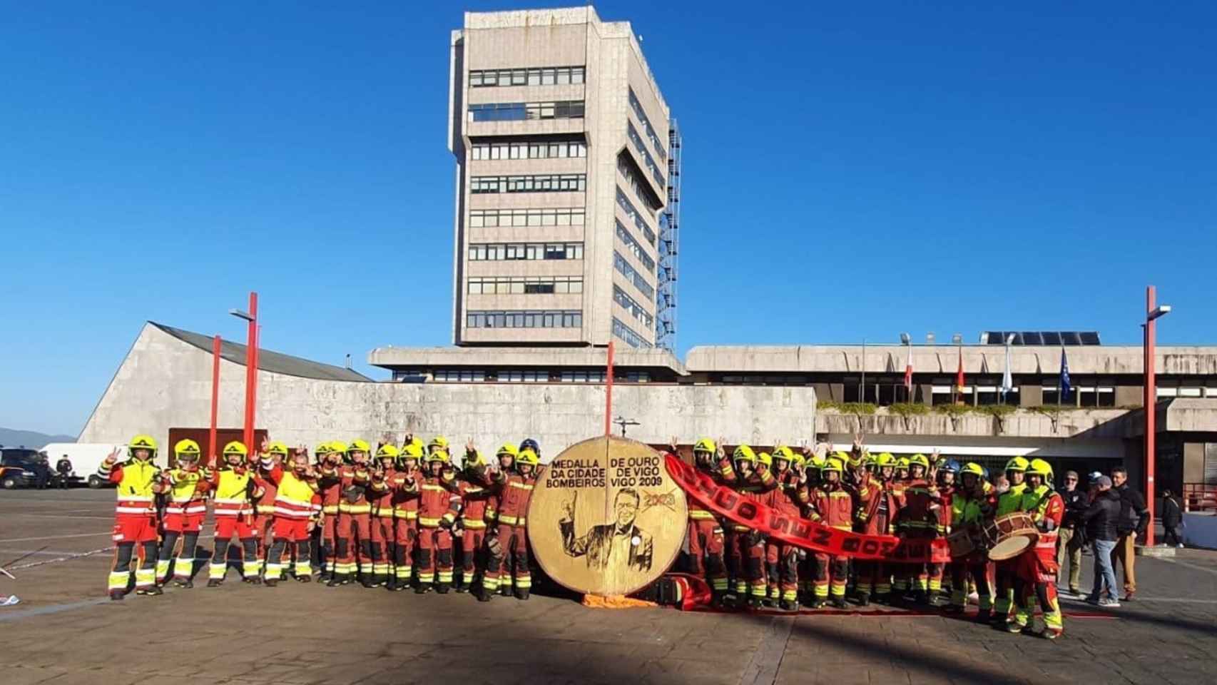 Protesta de los bomberos delante del Concello de Vigo.