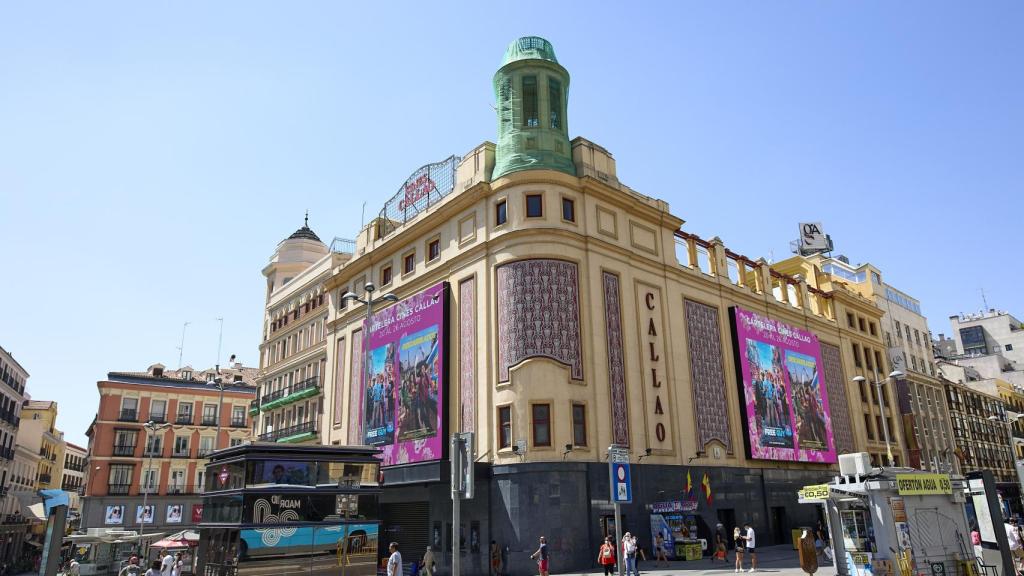 El mítico Cine Callao, a muy pocos metros de Gran Vía 43, antiguo Cine Rex, ambos obra de Gutiérrez Soto.