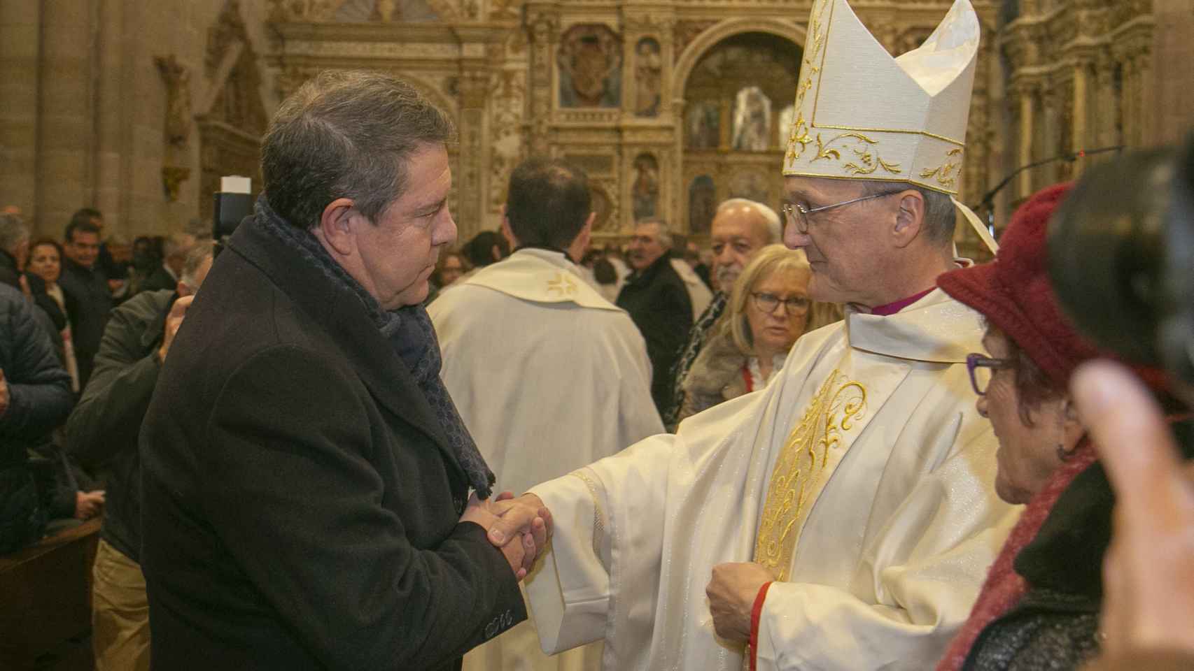 Emiliano García-Page saluda al nuevo obispo Julián Ruiz