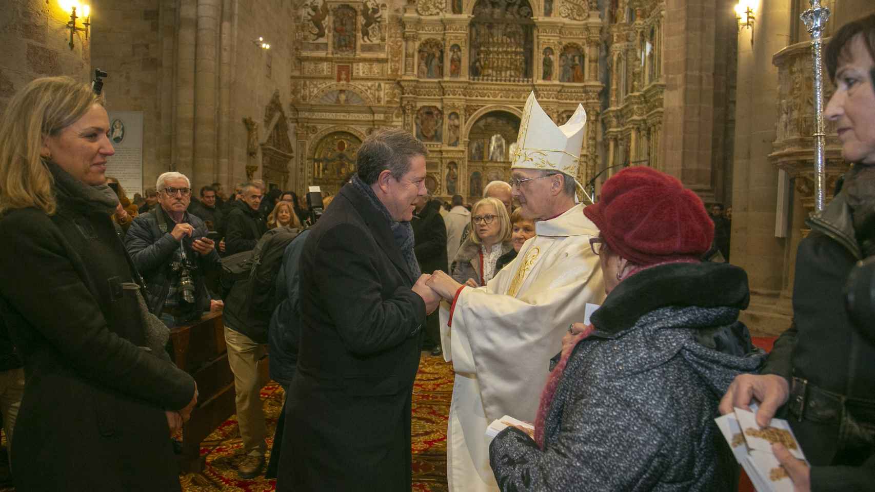Emiliano García-Page saluda al obispo Julián Ruiz en presencia de la alcaldesa de Sigüenza, María Jesús Merino