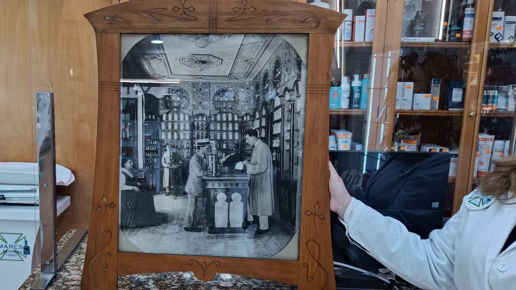 Foto de la farmacia en la década de los 20 con Manuel Pomares al fondo a la derecha.