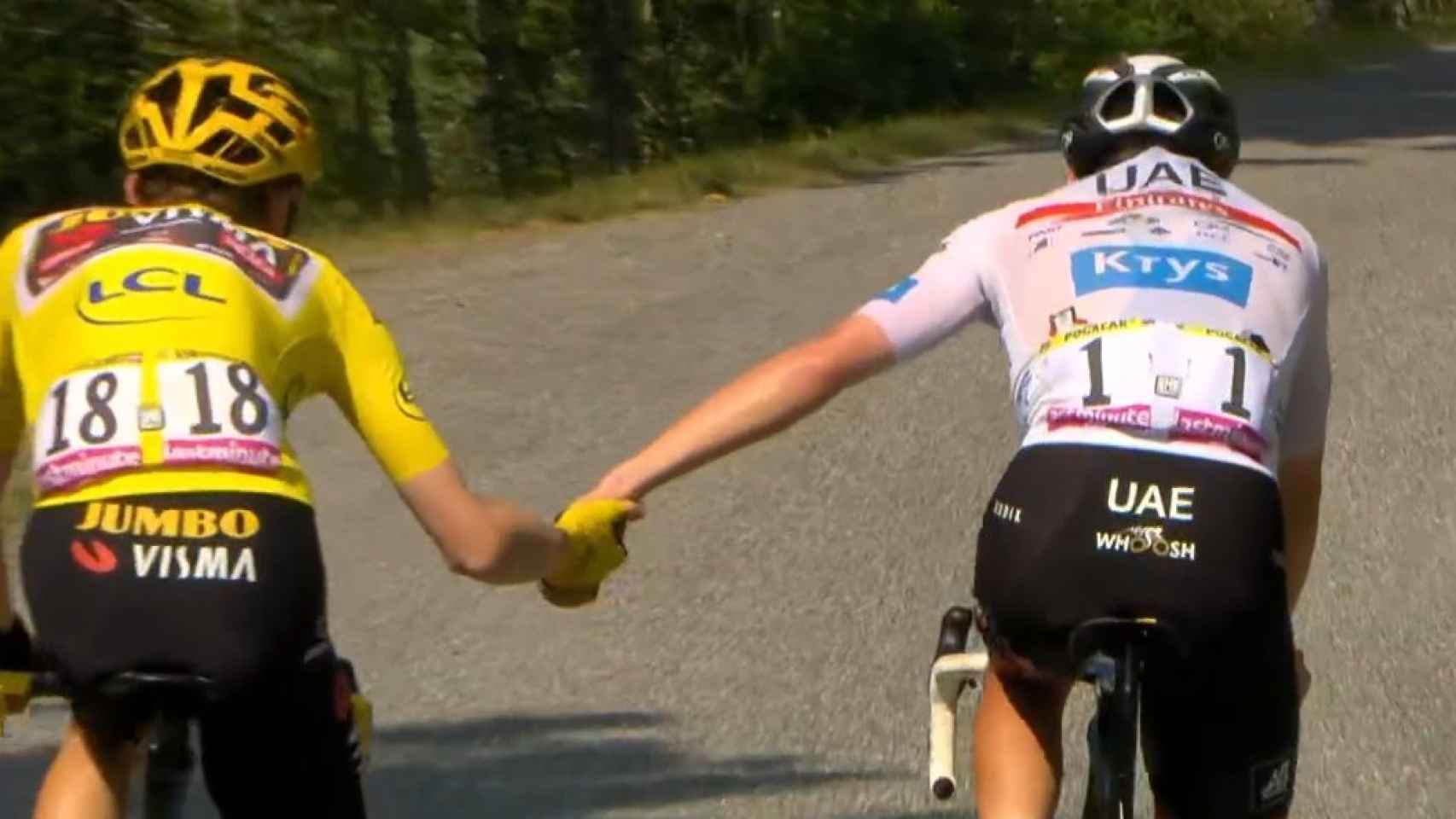 Vingegaard y Pogacar se dan la mano en el Tour de Francia.