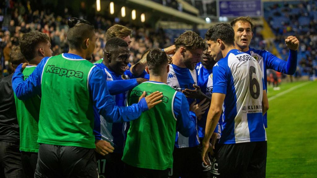 Los jugadores del Hércules celebrando un gol.