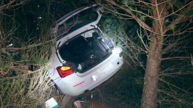 Una mujer cae con su coche por un barranco de 20 metros en León