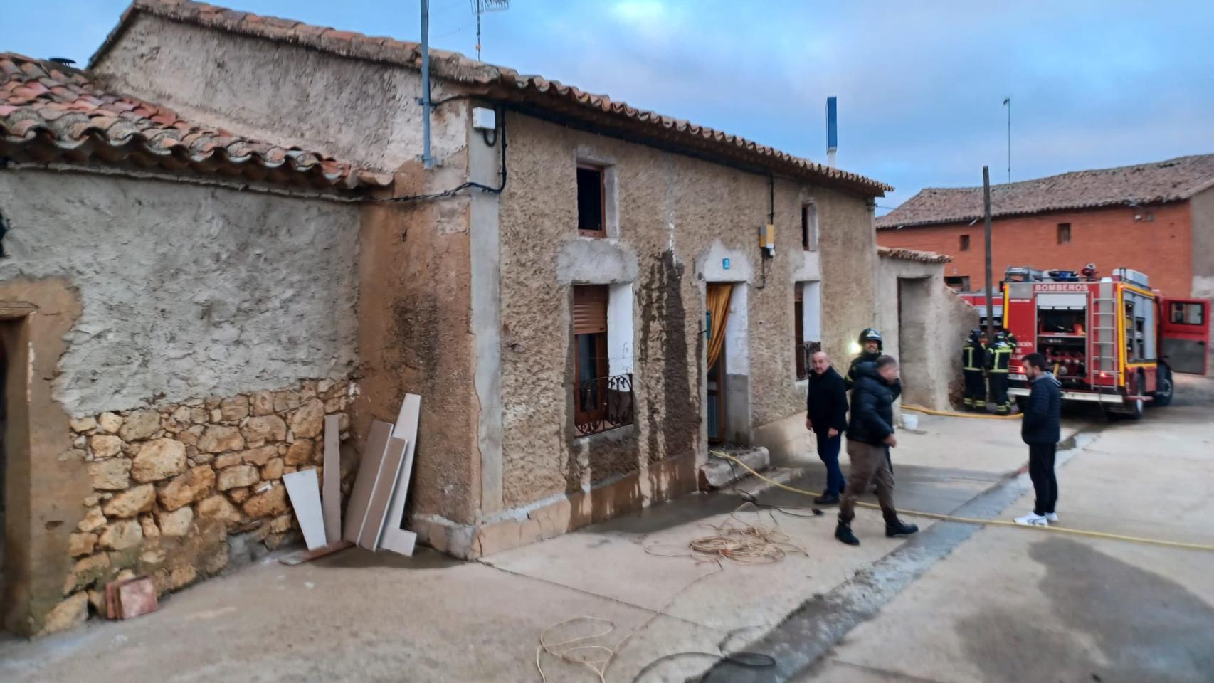 Los bomberos de la Diputación de Valladolid trabajando en el incendio de la vivienda en Villardefrades