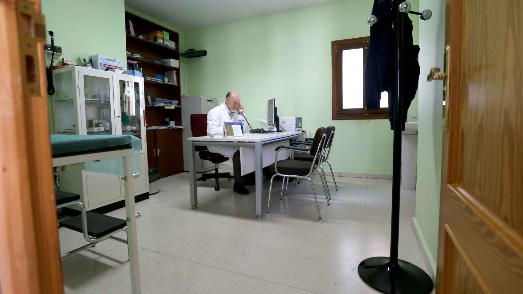 Un médico de familia, en el consultorio local de Viloria del Henar (Valladolid), donde atiende a sus pacientes