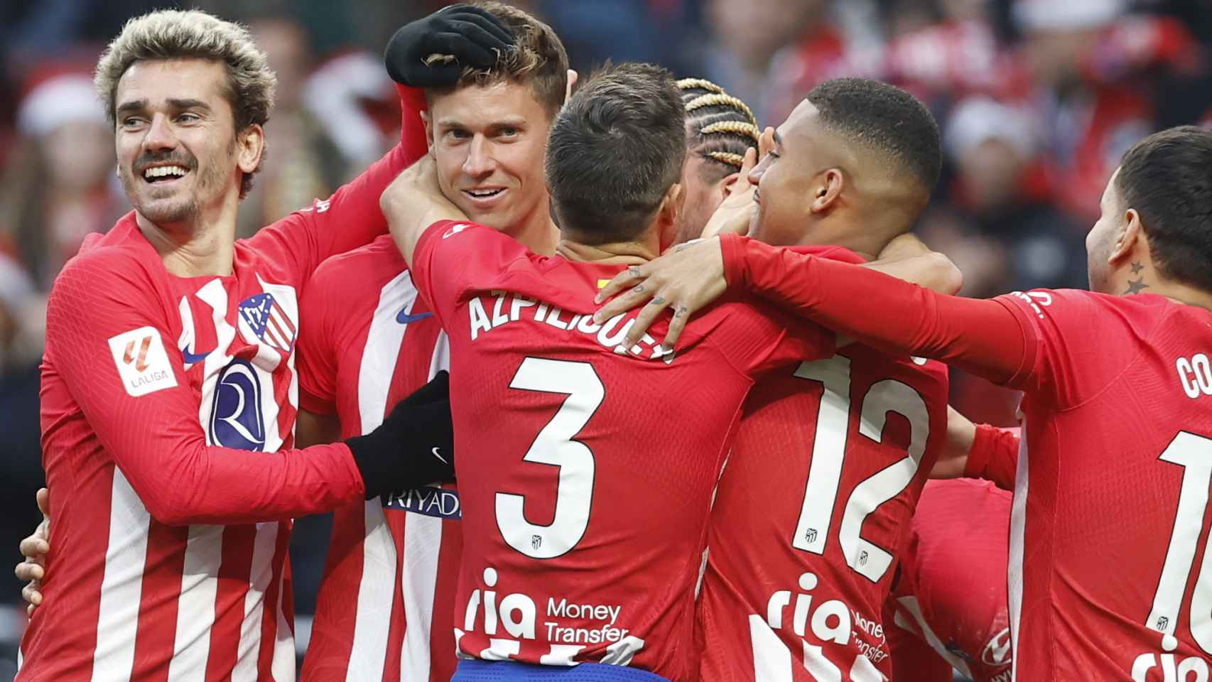 Los jugadores del Atlético de Madrid felicitan a Llorente por su gol ante el Sevilla.
