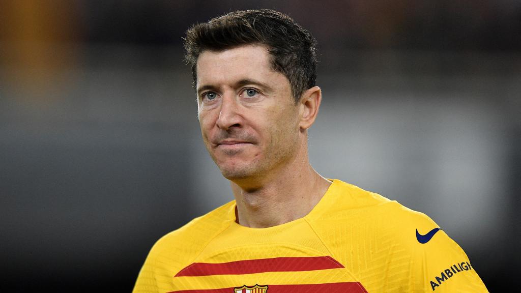 Robert Lewandowski, con gesto serio tras un partido del FC Barcelona.