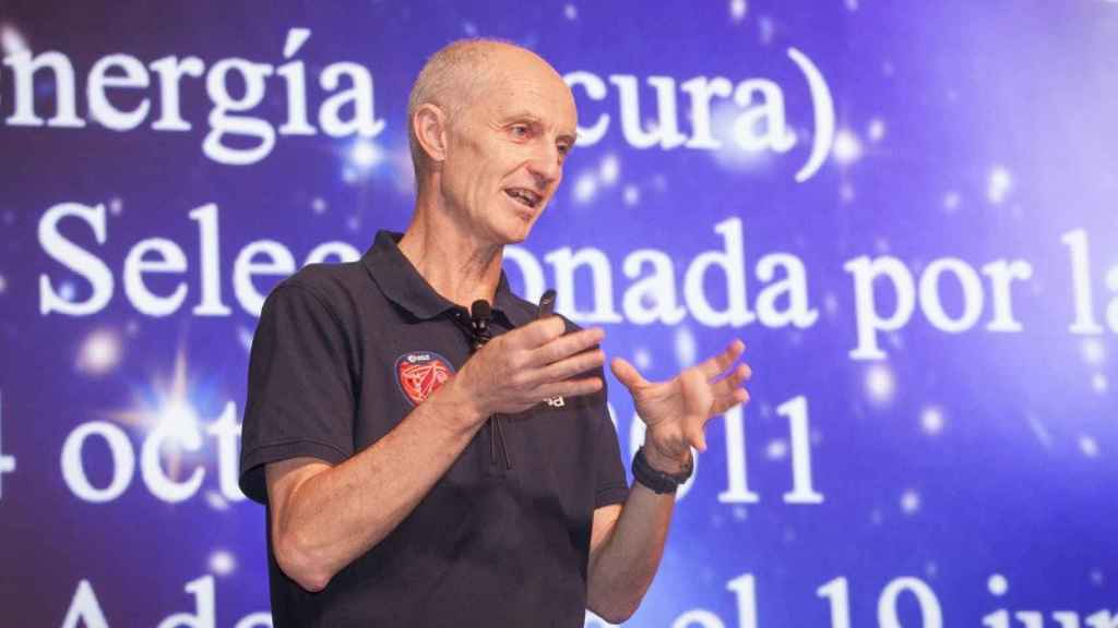 Francisco Javier Castander explica el universo durante su intervención en la Fundación Ramón Areces.