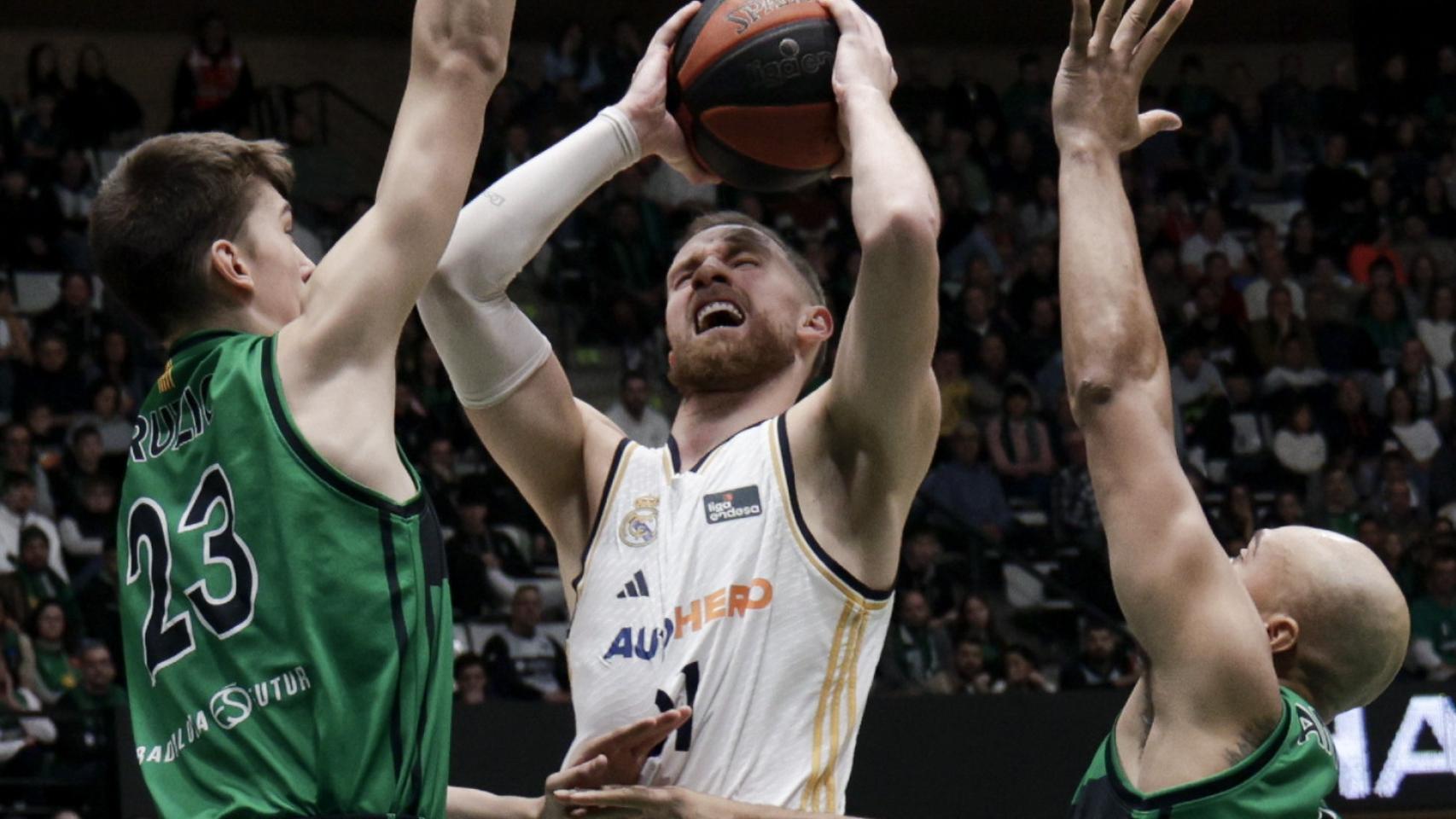 Musa entra a canasta en el partido ante el Joventut.