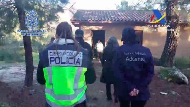 Imagen de una de las detenciones en la finca de Cáceres donde se ocultaba la secta.
