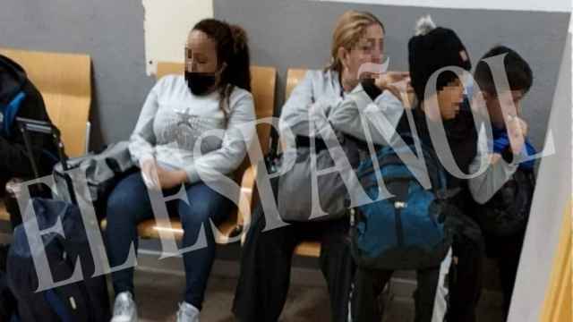 Fotografía que muestra a menores de edad en una sala de inadmitidos en el Aeropuerto Adolfo Suárez-Madrid Barajas.