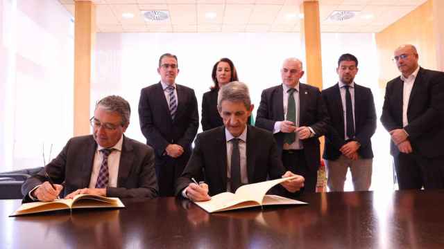 El presidente de la Fundación Bancaria Unicaja, José M. Domínguez, y el presidente de la Diputación de Málaga, Francisco Salado, han rubricado el convenio.