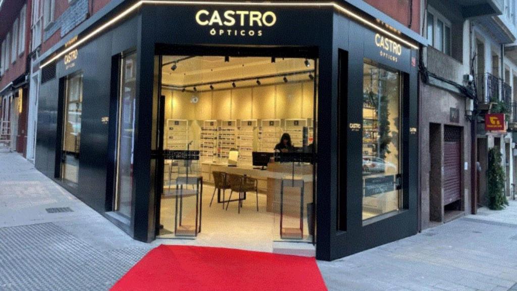 Castro Ópticos abre una óptica en el antiguo local de la Pastelería París de A Coruña