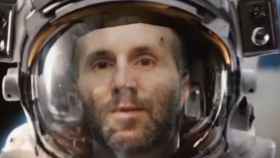 Imagen del regidor ourensano simulando ser un astronauta.