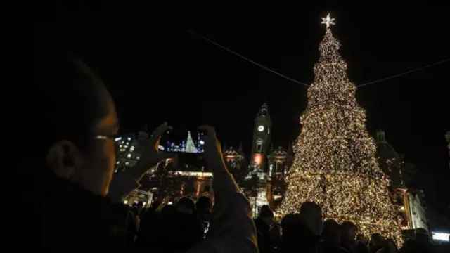 La iluminación navideña en la plaza del Ayuntamiento, imagen de archivo. Rober Solsona / Europa Press.
