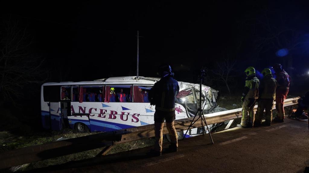 Dos heridos al caer un autobús a un arroyo en Linares de Riofrío