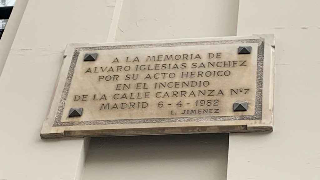 Placa en recuerdo a Ávaro Iglesias Sánchez.