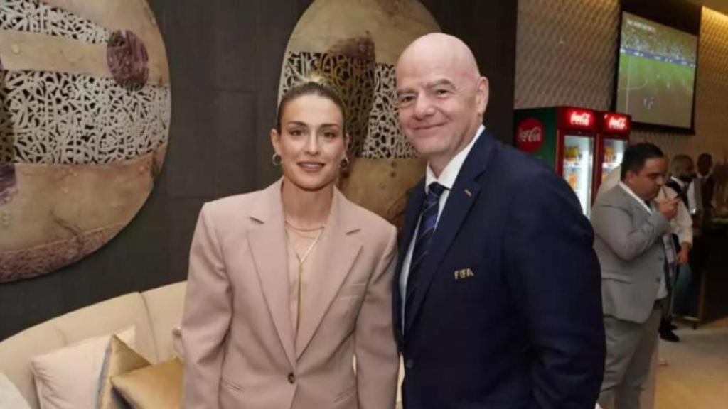 Alexia Putellas, junto a Gianni Infantino, presidente de la FIFA.