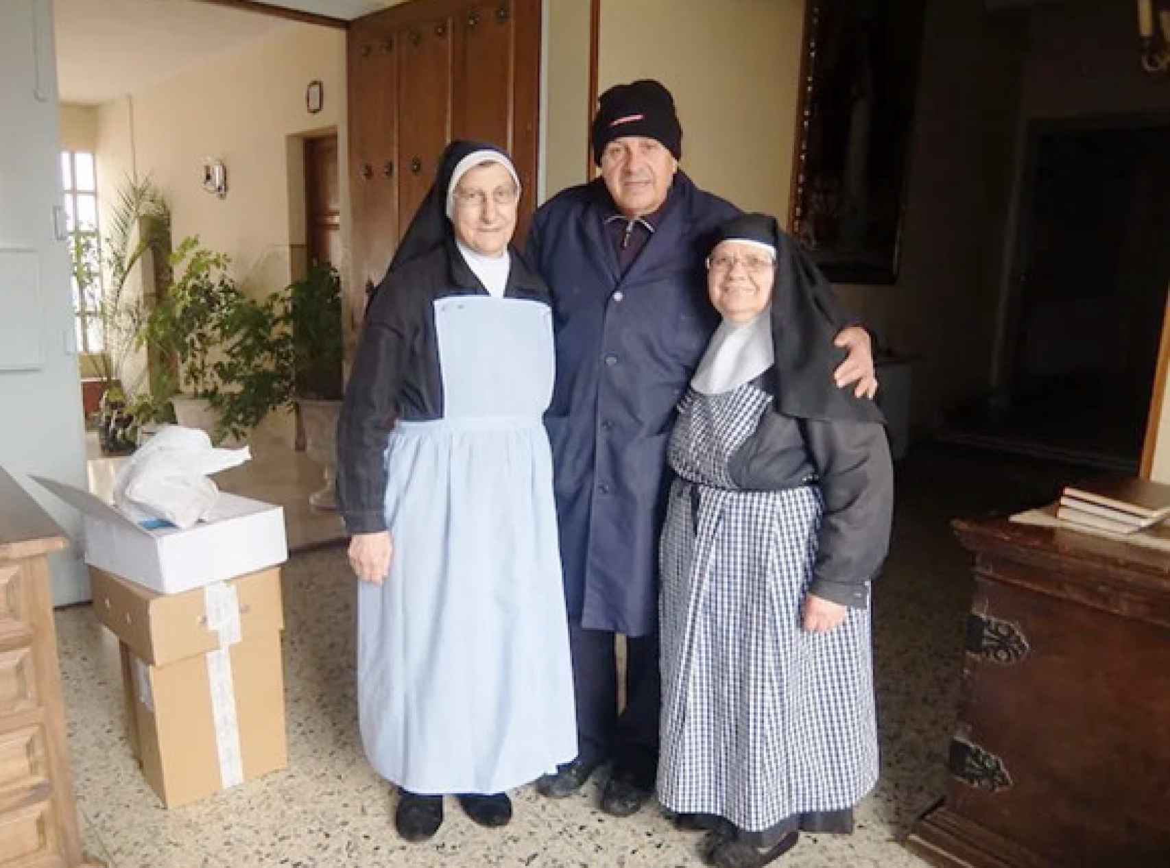 Carlos de la Fuente junto a dos monjas