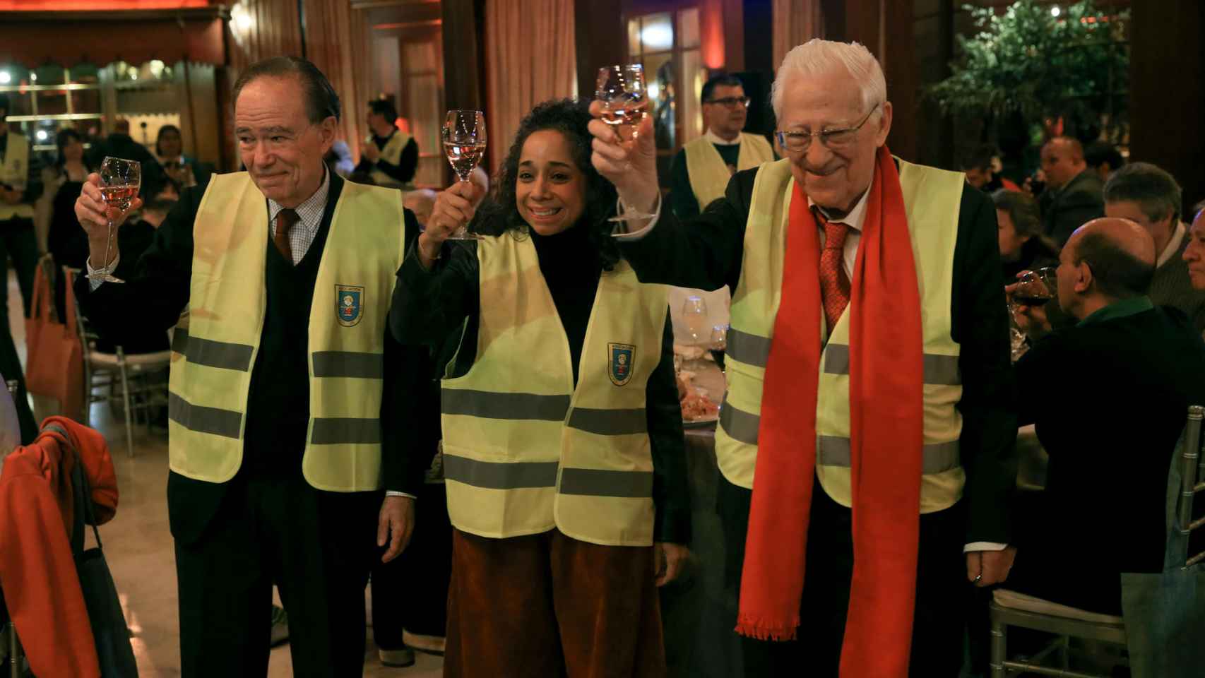 De izquieda a derecha: Gregorio Marañón, presidente del Teatro Real; Julissa Reynoso, embajadora de Estados Unidos en España; y el padre Ángel, fundador de Mensajeros de la Paz.
