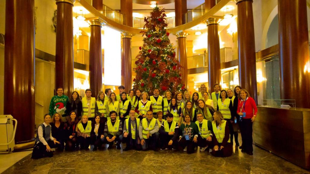 Los voluntarios de Mensajeros de la Paz en el Teatro Real.