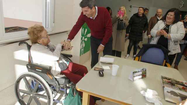 Carlos Mazón felicita la Navidad en una residencia de mayores de Petrer