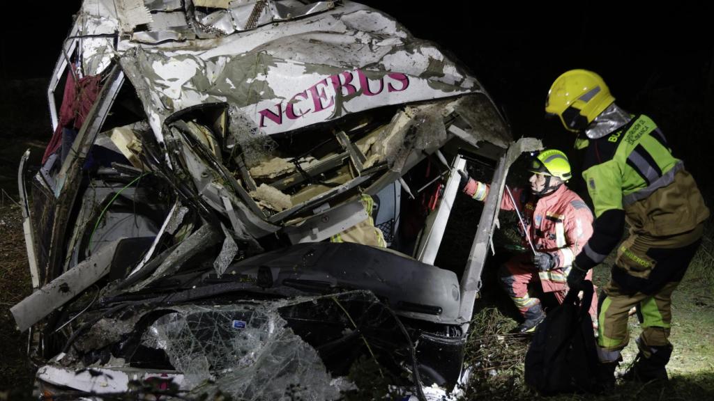 Estado en el que quedó el autobús que se precipitó anoche a un arroyo en Linares de Riofrío